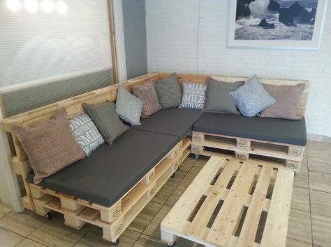 Sofa Made Of Pallets, Pallet Board Couch, Pallet Couch Outdoor Diy Easy, Diy Pallet Sectional Outdoor, Pallet Sectional Couch Outdoor, Pallet Lounge Outdoor, Pallet Corner Sofa, Pallet Bank, Pallet Patio Furniture Diy