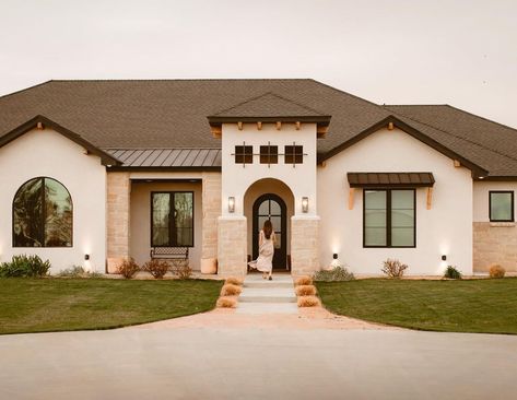 Contrasting the brown roof with cream paint on the walls creates a visually striking and elegant combination. The warm tones of the brown roof add depth and richness to the overall aesthetic, while the cream paint on the walls brings a sense of lightness and sophistication. Together, these contrasting elements create a harmonious balance that enhances the overall curb appeal of the building. Brown roof and cream walls from @haciendahomedesign Off White House Exterior Brown Roof, White Stucco House With Brown Trim, Cream And Dark Brown House Exterior, White Stucco House With Clay Tile Roof, Beige House Brown Roof, Homes With Brown Roofs, Cream House With Brown Trim, Reddish Brown Roof Exterior House Colors, Brown Metal Roof Houses