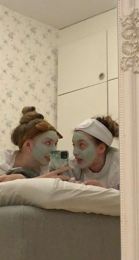 #sleepover #friends #facemask Skin Care Sleepover, Face Mask Sleepover, Spa Day At Home With Friends, Girly Sleepover, Sleepover Friends, Bestie Hangout, Napa Trip, Bestie Pics, Friend Ideas