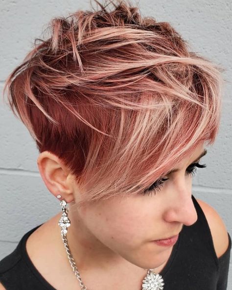 Dark Red Pixie with Strawberry Blonde Highlights Edgy Pixie Hairstyles, Feathered Hair Cut, Blonde Pixie Cuts, Long Pixie, Long Hair With Bangs, Short Pixie Haircuts, Feathered Hairstyles, Short Blonde Hair, Blonde Pixie