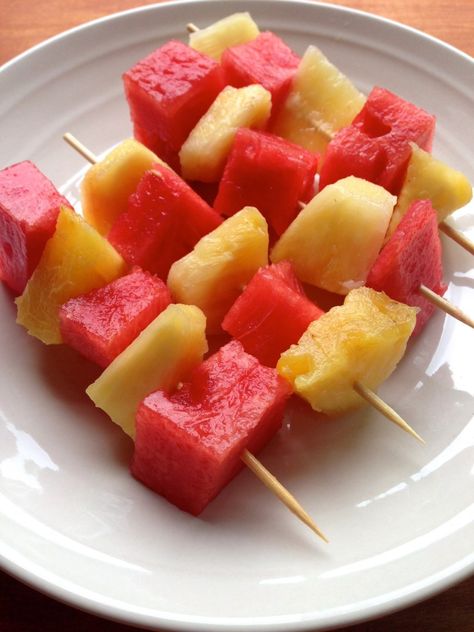 Strawberry Pineapple Kabobs, Fruit Sticks Ideas, Watermelon Kabobs, Camping Dessert Ideas, Fruit On A Stick, Fruit Kebab, Pineapple Snack, Watermelon And Pineapple, Fruit Stick