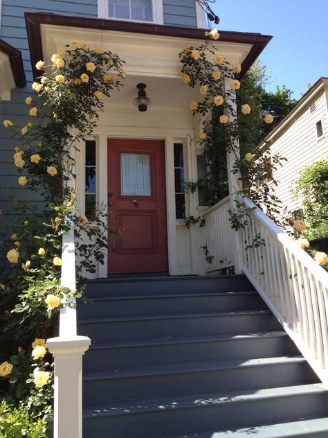 Climbing roses Navy House Exterior, Porch Pillars, Navy Houses, Garage Pergola, Front Stairs, Climbing Flowers, Rose Trellis, Deck Stairs, House Landscaping