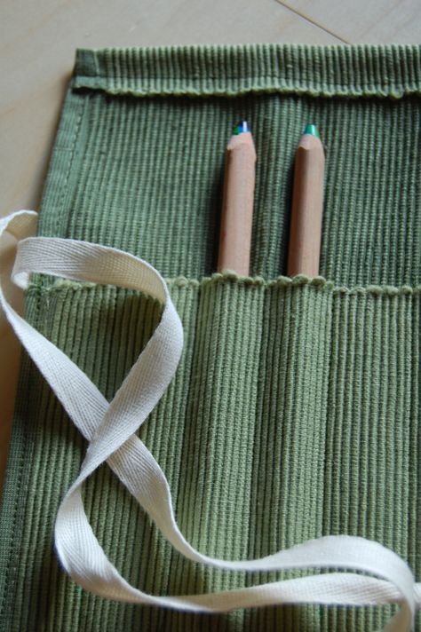 Colored pencil roll-up partially loaded Homemade Pencil Case, Sewing Pencil Case, Pouches Diy, Pencil Case Diy, Artist Pencil Case, Roll Up Pencil Case, Pencil Pouches, Diy Pencil Case, Boxes Diy