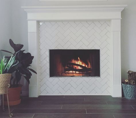 Herringbone Subway Tile Fireplace, White Subway Tile Fireplace, Fireplace With Subway Tile, Herringbone Tile Fireplace, Subway Tile Fireplace, Tiled Fireplace Wall, Herringbone Fireplace, Large White Tiles, Mod Living Room