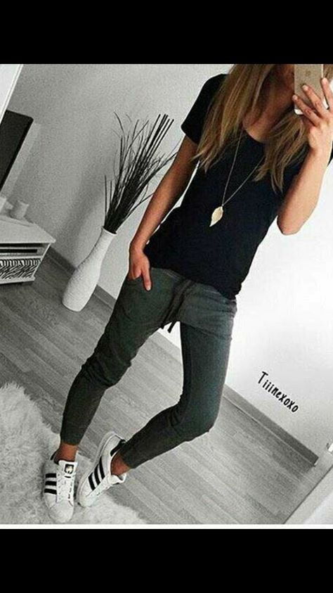 15 Poses, Jogger Outfit, Joggers Outfit, Moda Jeans, Hipster Outfits, Tomboy Outfits, Moda Vintage, Tomboy Fashion, Sporty Outfits