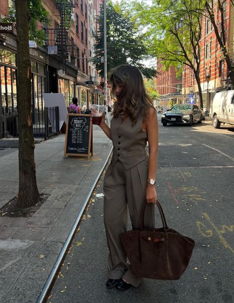 8 Summer Office Outfits That Keep You Looking Chic In The Heat Summer Office Outfits, Wide Leg Pants Outfit, Leg Pants Outfit, Summer Office, Professional Outfits Women, Halloween Autumn, Aesthetic Winter, Office Outfits Women, Business Casual Outfits For Work