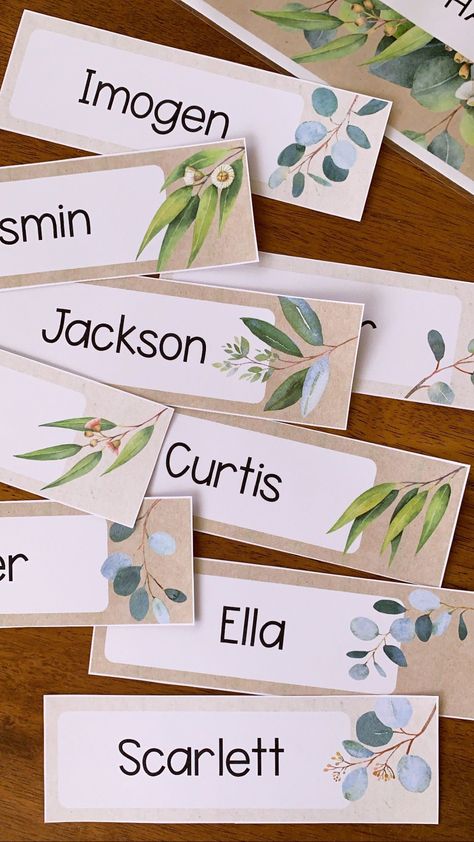 These easy to edit desk labels are made to match our GUM LEAF Classroom Decor Range. All the desk plates include beautiful Eucalyptus artwork in two different color palettes - handmade paper and paper bag brown. Just add your student's names and press print! Use our font or CHOOSE YOUR OWN FONT to create your own version ! Perfect for teachers prepping classrooms during back to school! #classroomdecor #classroomlabels #gumleafclassroom Leaf Classroom Decor, Plants Classroom, Leaf Confetti, Classroom Goals, Desk Plates, Classroom Makeover, Elementary Classroom Decor, Classroom Organisation, Classroom Labels