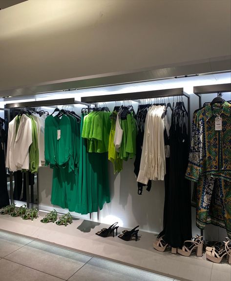 Zara, green aesthetic, zara style, instagrsm highlights, trendy aesthetic, shopping aesthetic shopping Zara Merchandising, Zara Store Aesthetic, Zara Closet, Zara Aesthetic, Clothing Boutique Interior, Visual Merchandising Ideas, Store Shelves Design, Zara Shop, Future Vision Board