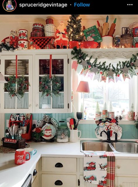 Farmhouse Christmas Kitchen, Christmas Vignettes, Cottage Christmas, Christmas Kitchen Decor, Merry Christmas Sign, How To Give, Christmas Tree Design, Farmhouse Christmas Decor, Christmas Vintage