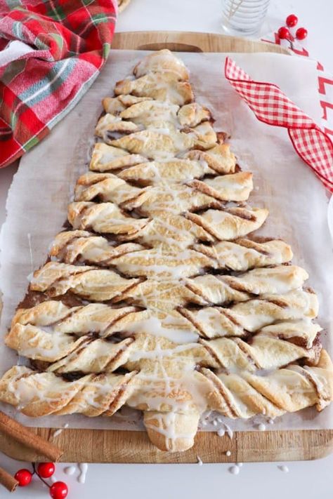 Christmas Tree Shaped Pull Apart Bread, Christmas Tree Cinnamon Bread, Christmas Twist Bread, Christmas Tree Pull Apart Dessert, Christmas Morning Breakfast Ideas Sweet, Bread Tree Christmas, Christmas Tree Bake, Cinnamon Twist Christmas Tree, Cinnamon Sugar Christmas Tree