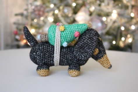 Amigurumi Rainbow, Christmas Dachshund, Dachshund Pattern, Crochet Ornament Patterns, Crochet Dog Patterns, Rainbow Dog, Crochet Xmas, Crochet Christmas Decorations, Crochet Christmas Trees