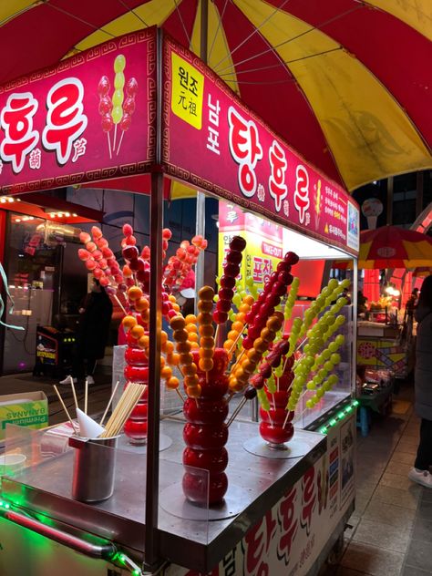 korean street food snack Korean Street Market, Korean Food Market, Korean Market Aesthetic, Street Food Aesthics, Korean Food Stall, Korean Street Food Stall, Street Food Stall Design, Korean Street Food Seoul, Booth Design Food