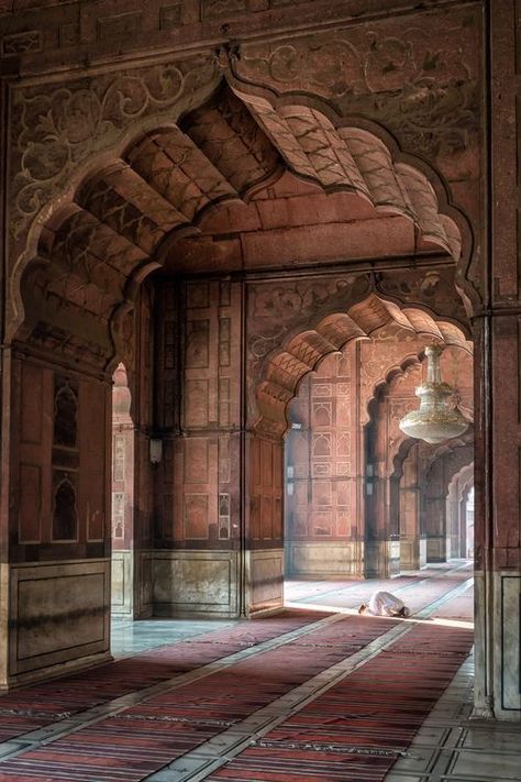 National Geographic Photo Contest, National Geographic Photography, Jama Masjid, India Architecture, Mughal Architecture, Mosque Architecture, Beautiful Mosques, Indian Architecture, Morning Prayers