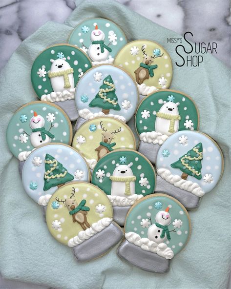 Winter Wonderland Snow Globes 12 Cookies - Etsy Winter Cookie Designs, Snow Globe Cookies Decorated, Christmas Cookie Sets Decorated, Snow Globe Cookies, Snowglobe Cookies, Mitten Cookies, Cercei Din Lut Polimeric, Christmas Sugar Cookies Decorated, Winter Cookies