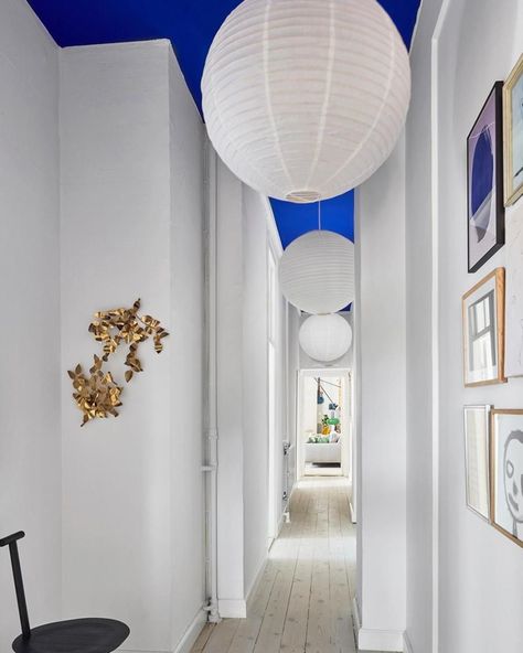 Blue Ceiling Hallway, Corridor Design Home, Blue Ceilings, Interior Inspo, Hallway, Colorful Interiors, 인테리어 디자인, House Inspiration, Interior Inspiration