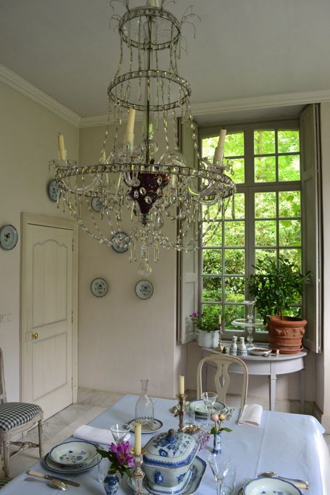 8 French Style Dining Room Ideas, Gustavian Style Interiors, Gustavian Interiors, Scandinavian Country, Belgian Pearls, Distressed Wood Wall, Shabby Chic Dining Room, British Lifestyle, Style Dining Room