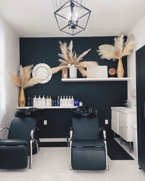 Salon interior decor designs. Wash/shampoo station Hairstylist Suite Decor, Salon Washing Station Ideas, Black Salon Suite, Salon Color Bar Ideas, Shed Salon Ideas, Boho Salon Suite, Mini Salon Ideas, White Hair Salon, Saloon Ideas