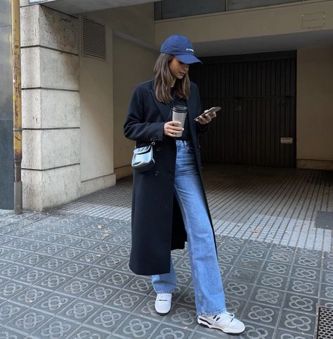 Coats Aesthetic Outfits, Chic Cool Style, Ballcap Outfits Women Winter, Rainy Street Style, Netherlands Street Style, Navy Hat Outfit, Navy Cap Outfit, Cap Winter Outfit, Blue Cap Outfit