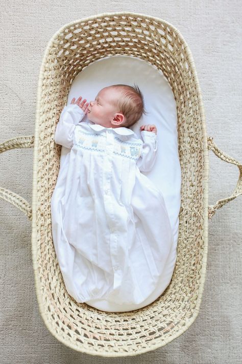 Baby Studio Photography, Basket For Newborn, Newborn Photoshoot At Home, At Home Newborn Photoshoot, Home Newborn Photoshoot, Newborn Photoshoot Ideas, Sonogram Pictures, Photoshoot At Home, Picture Blanket