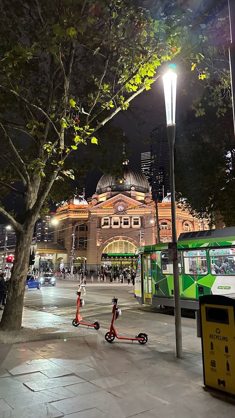 flinders st station in melbourne Melbourne Aesthetic Fashion, Airport Hairstyles, Melbourne Aesthetic, Melbourne Trip, City Life Aesthetic, Aussie Girl, London Wallpaper, Melbourne Airport, Post Insta