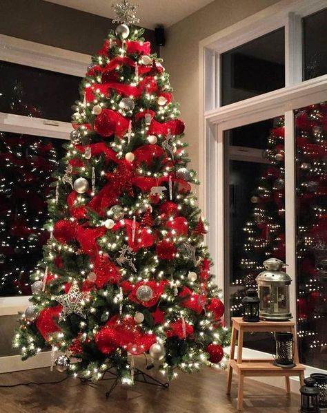 Christmas Tree Inspiration Red And Gold, Large Christmas Baubles, Gold Christmas Decorations, Fun Christmas Decorations, Christmas Tree Inspiration, Red And Silver, Beautiful Christmas Trees, Gold Christmas Tree, Christmas Tree Design