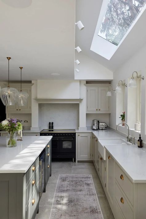 Kitchen Ideas Range Cooker, Kitchen Range Cooker, Traditional Shaker Kitchen, Shaker Kitchen With Range Cooker, Range Cooker In Chimney, Quartz Splashback, Kitchen Range Ideas, Kitchen With Range Cooker, Small Shaker Kitchen