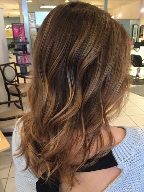 Shadow root Balayage Shadow Root Brown To Caramel, Smudged Root, Highlights Dark Roots, Balayage Pattern, Shadow Root Balayage, Root Balayage, Golden Highlights Brown Hair, Carmel Highlights, Goldie Locks