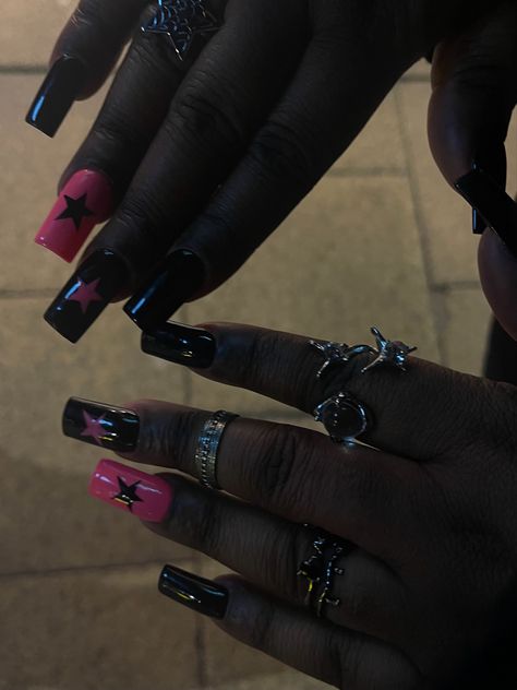 Acrylic Nails black with pink stars Pink Nails Black Stars, Gothic Y2k Nails, Pink And Black Manicure, Y2k Nails Purple And Black, Burgundy And Black Nails Acrylic, Black Nails With Star Design, Grunge Black Nails, Pink And Black Star Nails, Nails Inspiration Grunge