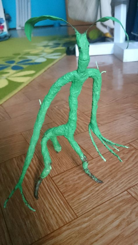 Bowtruckle, fantastic beast, harry potter, diy, paper mache, homemade Paper Mache Harry Potter, Harry Potter Paper, Harry Potter Creatures, Diy Paper Mache, Fantastic Beast, Festa Harry Potter, Paper Mache Crafts, Harry Potter Diy, Fantastic Beasts