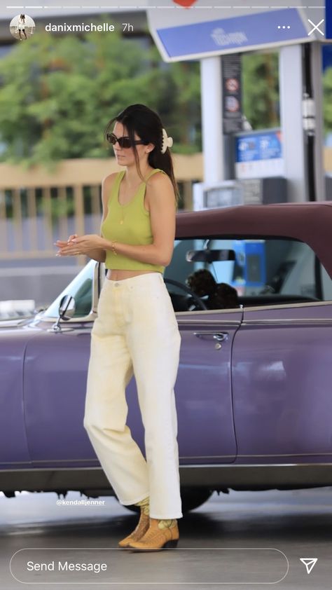 Cream Pants Outfit, Colored Pants Outfits, Cream Outfit, Kendall Jenner Street Style, Cream Pants, Kendall Jenner Outfits, Tank Top White, 90s Outfit, Green Tank Top