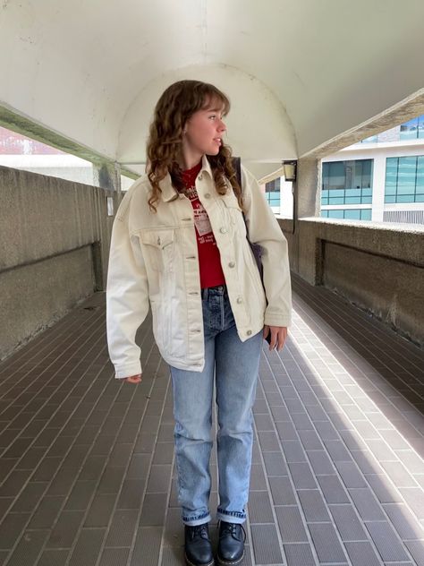 White Cord Jacket Outfit, Outfits With White Denim Jacket, White Jean Jacket Outfits Fall, White Denim Jacket Outfit Aesthetic, White Courderoy Jacket Outfit, Oversized White Denim Jacket Outfit, Cream Jean Jacket Outfit, White Jacket Outfit Aesthetic, Courdory Shirt Outfit