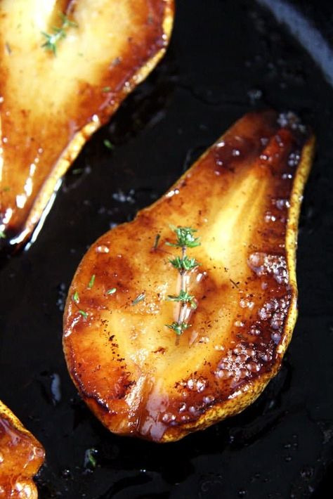 Roasted Pears, Pear Dessert, Roasted Pear, Baked Pears, Vinegar And Honey, Pear Recipes, Fruit Dishes, Honey Roasted, Food Cooking