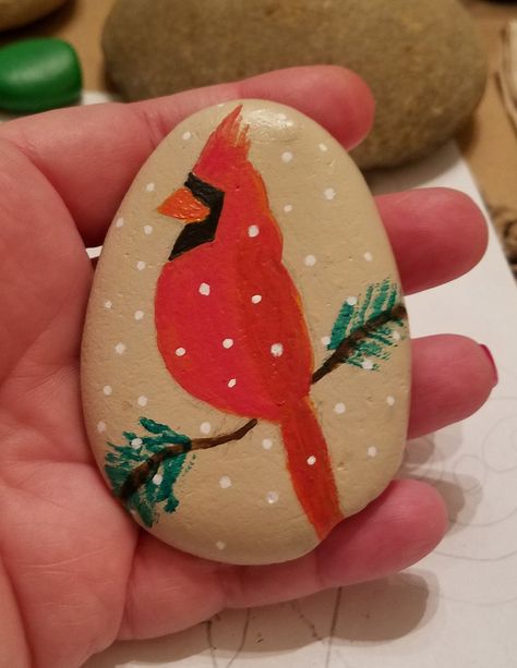 Painted Rocks For Xmas, Rock Painting Cardinal, Cardinal Rock Painting Ideas, Cardinal Gift Ideas, Simple Cardinal Painting, Cardinal Painted Rock, Christmas Rock Art Ideas, Christmas Rocks Painting Ideas, Easy Christmas Painted Rocks