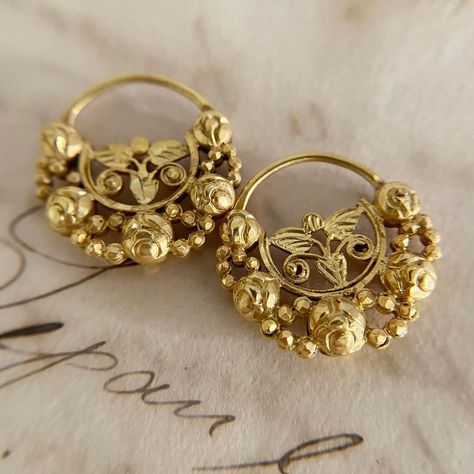 Vintage Indian Jewelry, Gold Jewelry Prom, Neck Pieces Jewelry, Handmade Gold Jewellery, Jewelry Set Design, Antique Bridal Jewelry, Real Gold Jewelry, Gold Jewelry Stores, Gold Earrings For Women