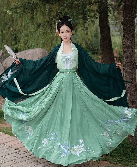 Green Hanfu, Chinese Princess Dress, Chinese Clothing Traditional, Traditional Asian Clothing, Gaun Abad Pertengahan, Traditional Asian Dress, Ancient Dress, Chinese Traditional Dress, Ancient Chinese Dress