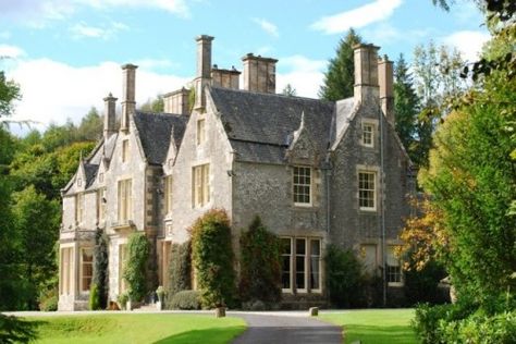 i could live in a castle! Stucco Houses, Scottish Architecture, Traditional Exterior Homes, Scottish House, Galleries Architecture, Scottish Homes, Scottish Borders, English Manor Houses, Stone Cottages