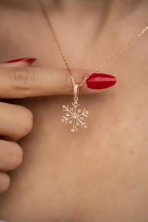 Gold Snowflake Necklace, قلادات متدلية, Snow Lake, Inexpensive Jewelry, Fancy Jewelry Necklace, Pretty Jewelry Necklaces, Snowflake Necklace, Gold Snowflake, Gold Rings Fashion