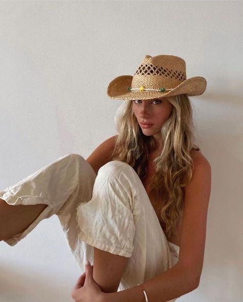 not my photo Hat Aesthetic, Straw Cowboy Hat, Chapeau Cowboy, Cowgirl Aesthetic, Nashville Outfits, Cowboy Outfits, Inspiration Instagram, Coastal Cowgirl, Cowgirl Outfits