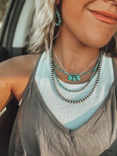 How To Layer Western Necklaces, Stacked Western Necklaces, Western Prom Jewelry, Western Jewelry Inspiration, Turquoise Necklace Stack, Simple Turquoise Jewelry, Turquoise Jewelry Outfits, Western Jewelry Outfit, Western Jewelry Stack