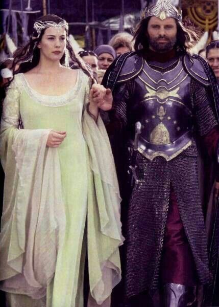 I love Arwen's dress!! Aragorn's outfit is cool too!! Arwen Undomiel, Aragorn And Arwen, Coronation Gown, Lotr Wedding, Lotr Costume, Medieval Costumes, Grand Prince, Viggo Mortensen, Into The West