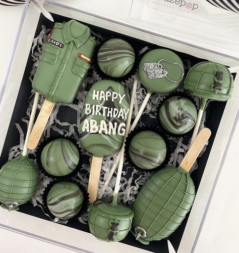 Army Cake Pops, Dessert Pops, Pretzel Ideas, Magnum Cake, No Bake Cake Pops, Chocolate Designs, Army Cake, Strawberry Ideas, Army Party