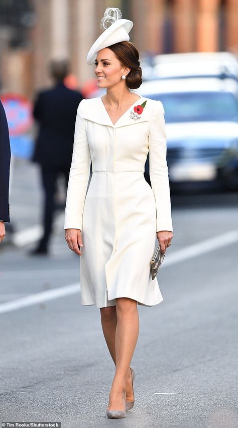 Kate Middleton White, Royal Fashion Princesses, Diana Outfits, Christmas Invites, Kate Middleton Style Outfits, Carole Middleton, Kate Princess, Female Boss, Kate Middleton Pictures