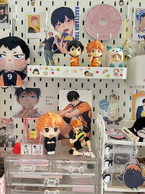 haikyuu pegboard desk Haikyuu Bedroom Ideas, Manga Desk Setup, Anime Desk Decor Ideas, Douyin Room Aesthetic, Haikyuu Room Ideas, Desk Anime Decor, Anime Pegboard, Haikyuu Room Decor, Anime Desk Ideas