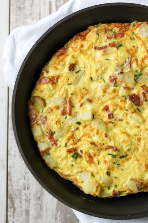 A delicious and easy Scandinavian style omelet filled with potatoes, bacon and chives.  Perfect for any time of day! Nordic Diet, Danish Recipes, Danish Cuisine, Nordic Food, Scandinavian Recipes, Modern Recipes, Nordic Recipe, Danish Recipe, New Potatoes