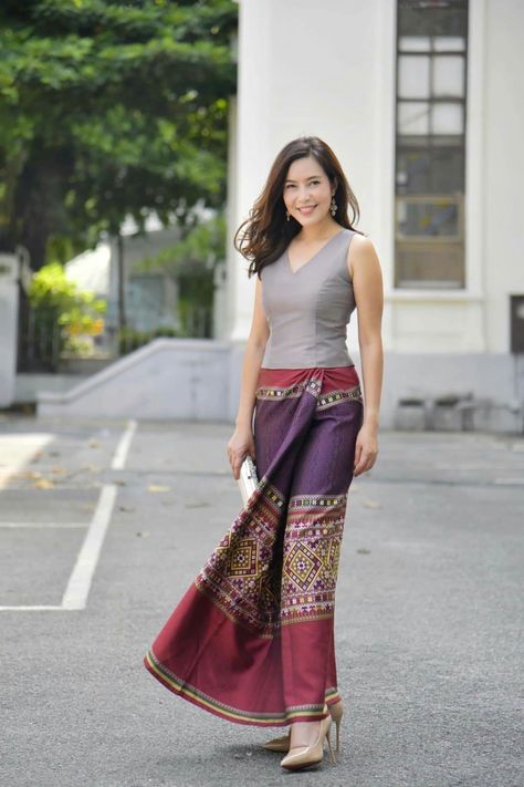 Thai Silk Dresses, Batik Skirt, Traditional Thai Clothing, Filipiniana Dress, Batik Kebaya, Thai Clothes, Color Combos Outfit, Traditional Dresses Designs, Thai Traditional Dress