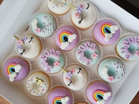 Donat Glaze, Donut Decorating Ideas, Fancy Donuts, Donuts Gourmet, Rainbow Donut, Cute Christmas Cookies, Donut Decorations, Birthday Donuts, Mini Doughnuts