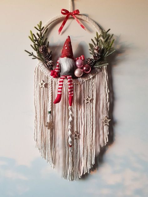 Holiday Macrame, Macrame Knots Pattern, Noel Diy, Rope Crafts Diy, Xmas Wreaths, Macrame Patterns Tutorials, Boho Christmas, Handmade Christmas Decorations, Macrame Ideas