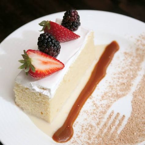 Cake Plating, Dessert Mousse, Plating Ideas, Dessert Presentation, Dessert Plating, Tres Leches Cake, Spring Desserts, Desserts Menu, Food Displays