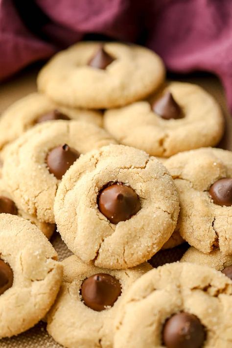 A perfect go-to cookie for the holiday season, Vegan Peanut Butter Blossoms feature a soft, chewy peanut butter cookie with a non-dairy chocolate kiss in the middle. Easy to make in 1 bowl! Vegan Peanut Butter Blossoms, Coated Peanut, Nora Cooks, Vegan Peanut Butter Cups, Peanut Butter Swirl Brownies, Butter Blossoms, Vegan Christmas Cookies, Christmas Cookie Recipes Holiday, Vegan Peanut Butter Cookies