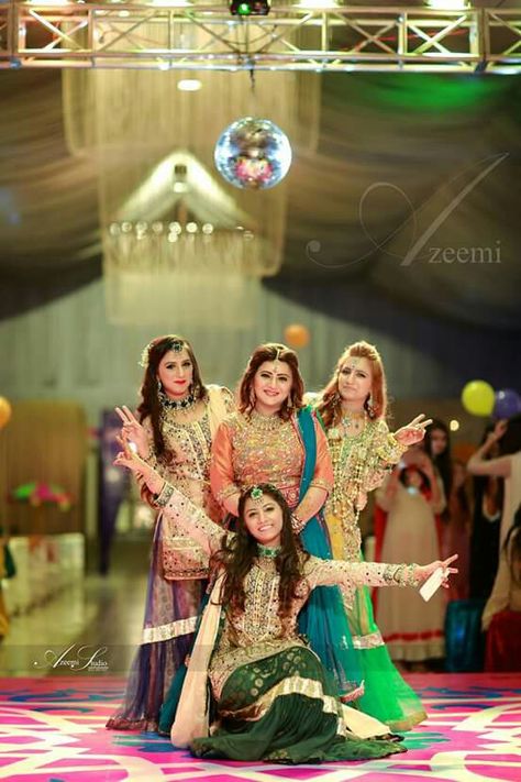 Mehendi Group Poses, Bride Frnds Pose, Dulhan Friends Pose, Indian Wedding Friends Photography, Bride And Sister Pictures Indian, Kids Bridesmaid Dress, शादी की तस्वीरें, Pakistani Wedding Photography, Bridesmaid Poses